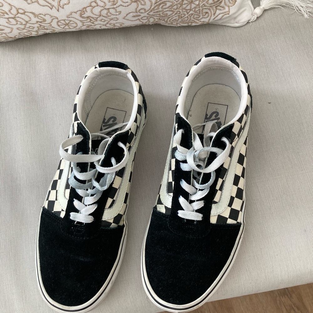 Vans Woman  Old Skool Black and White Sneakers - Picture 3 of 7